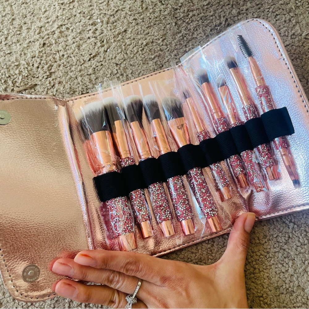 Flawless Brush Set . Mascara as a gift .